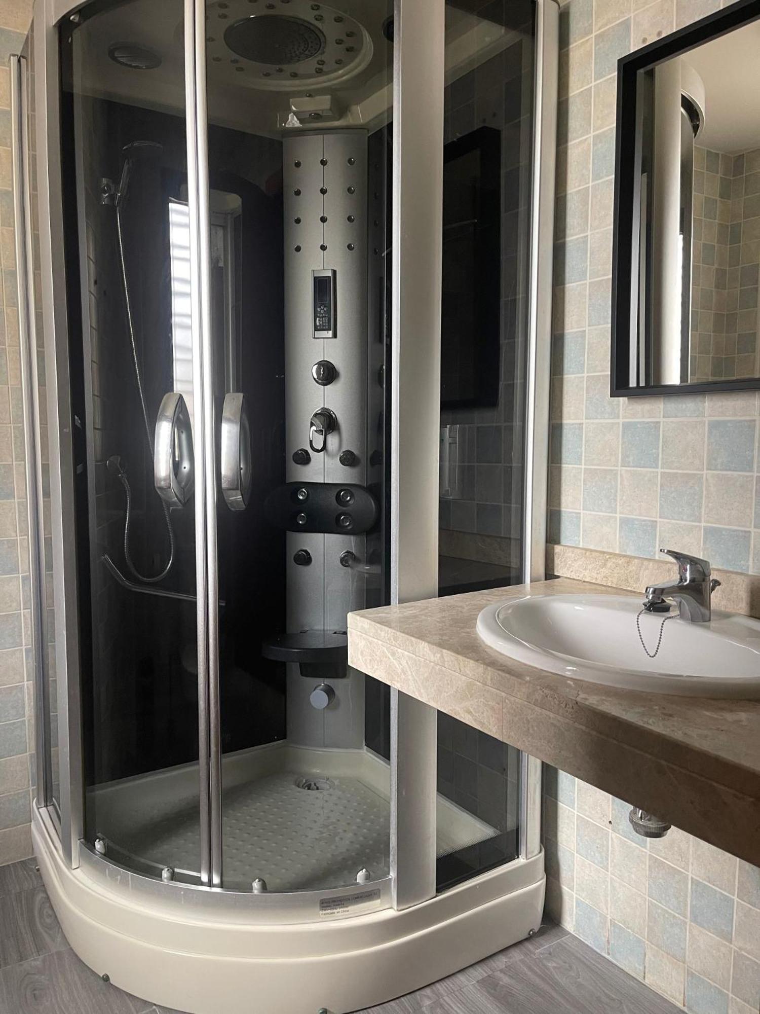 Stelarium-Suite Con Bano Privado En Casa Compartida-Uebica2 Mairena del Aljarafe Ngoại thất bức ảnh